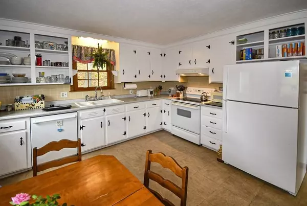 37 Stevens St, Andover, MA 01810