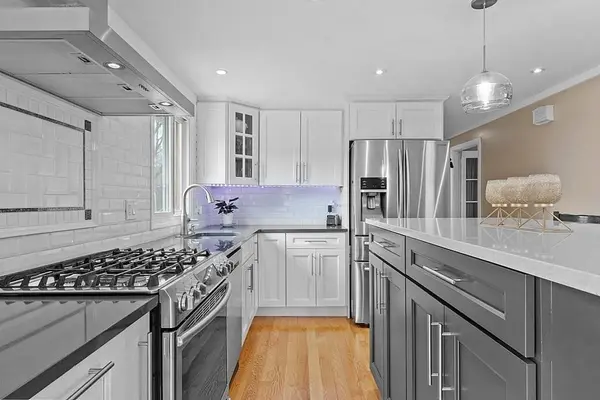 53 Pembroke Dr, Lawrence, MA 01843