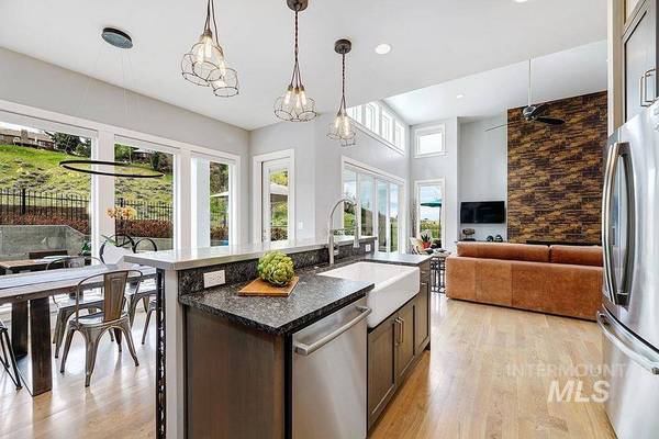 423 W Sand Dune Ln, Boise, ID 83702