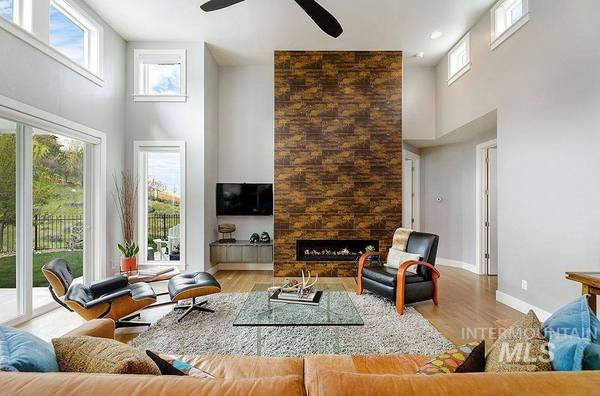 423 W Sand Dune Ln, Boise, ID 83702