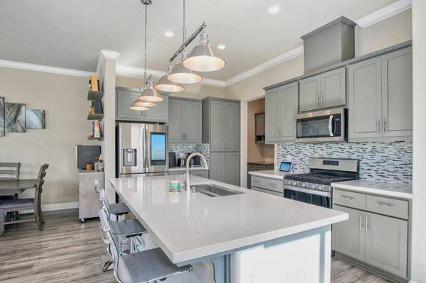 2033 Laffranchi LN, Manteca, CA 95337