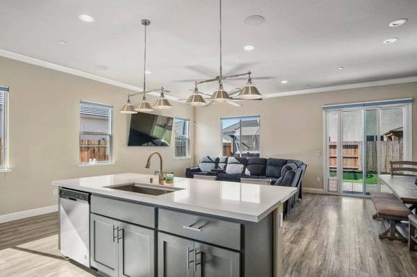 2033 Laffranchi LN, Manteca, CA 95337