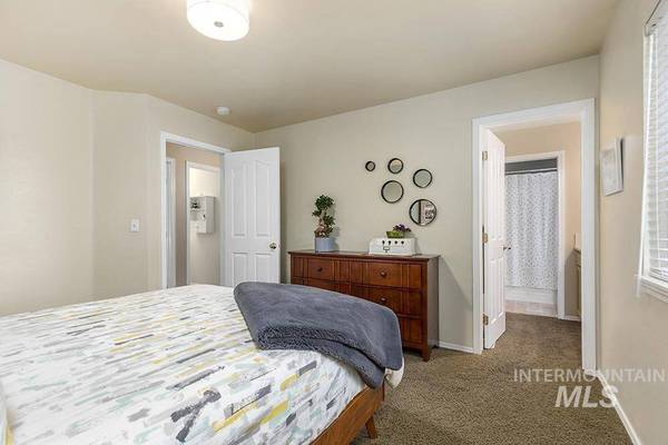 5913 S Tallowtree Way, Boise, ID 83716