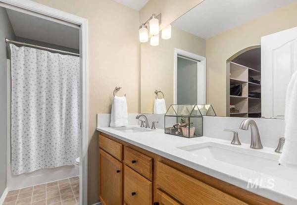 5913 S Tallowtree Way, Boise, ID 83716