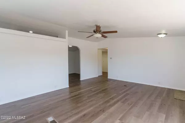 6720 N Silverbell Road, Tucson, AZ 85743