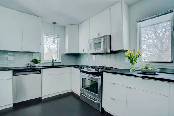 2350 Bayless PL, Saint Paul, MN 55114