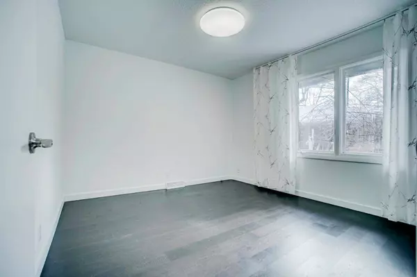 2350 Bayless PL, Saint Paul, MN 55114