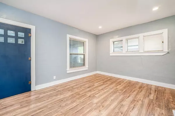 216 N Estelle St, Wichita, KS 67214