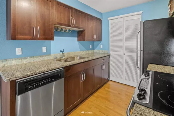 3045 20th AVE W #203, Seattle, WA 98199