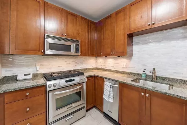 1 Harvest Dr #113, North Andover, MA 01845