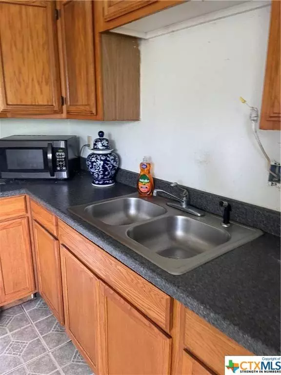 5026 Golden Leaf LN, San Marcos, TX 78666