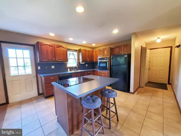 1925 FAWN LN, Hellertown, PA 18055