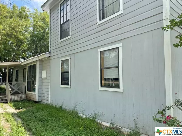 5026 Golden Leaf LN, San Marcos, TX 78666