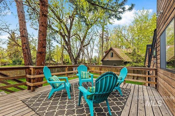 2411 W Compass Dr, Boise, ID 83702