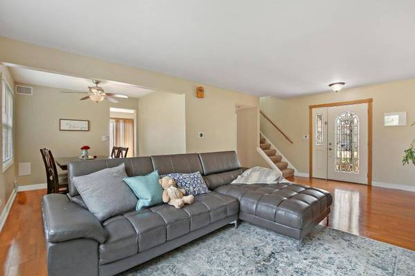 4965 Lichfield DR, Hoffman Estates, IL 60010