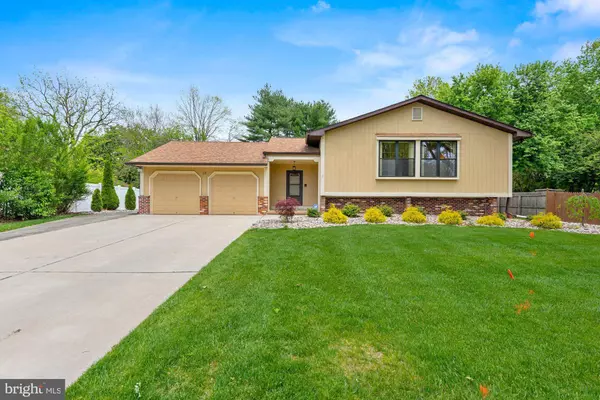 13 HUNTERS DR, Mount Laurel, NJ 08054