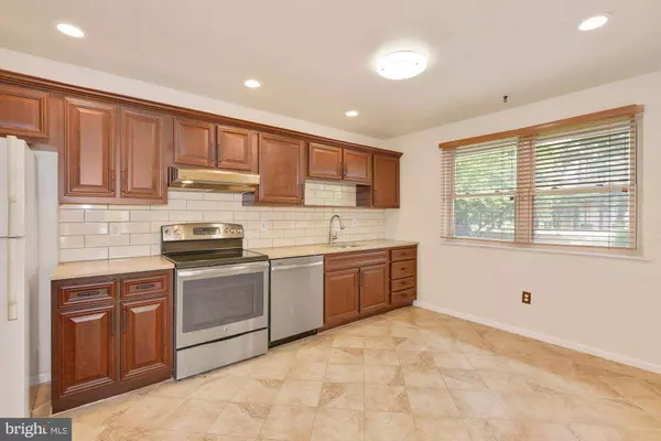 13 HUNTERS DR, Mount Laurel, NJ 08054