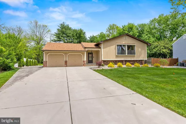 13 HUNTERS DR, Mount Laurel, NJ 08054