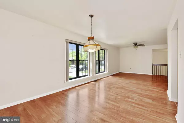 13 HUNTERS DR, Mount Laurel, NJ 08054