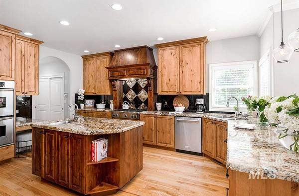 175 W Retford Ct, Boise, ID 83702