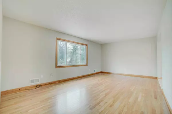 316 Faversham RD, Willernie, MN 55090