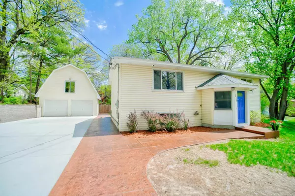 316 Faversham RD, Willernie, MN 55090