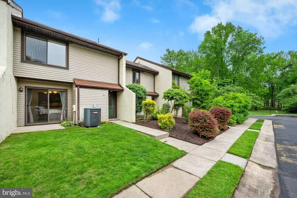 38 W AZALEA LN, Mount Laurel, NJ 08054