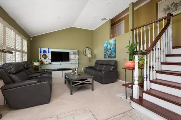 8 Noon Place, Freeport, NY 11520