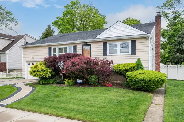 8 Noon Place, Freeport, NY 11520