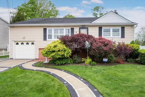 8 Noon Place, Freeport, NY 11520