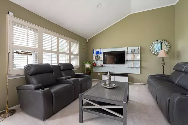 8 Noon Place, Freeport, NY 11520