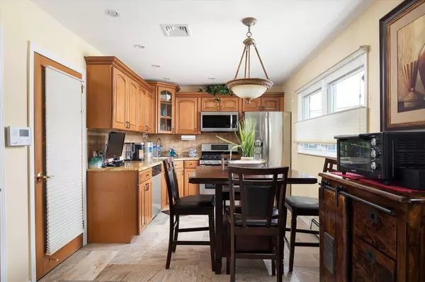 8 Noon Place, Freeport, NY 11520