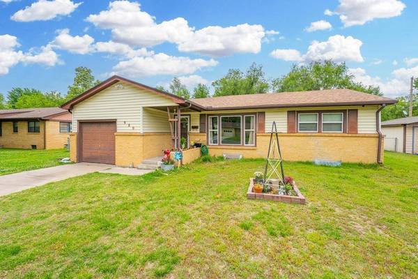 900 N Brownthrush Ln, Wichita, KS 67212-3504