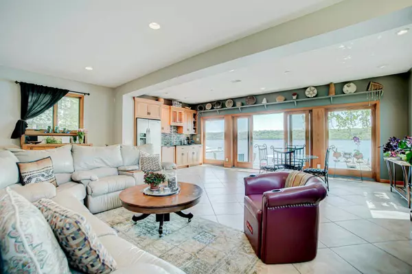 317 Lake ST S, Bayport, MN 55003