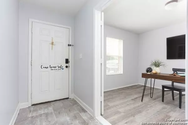 8963 Oakwood Park, San Antonio, TX 78254