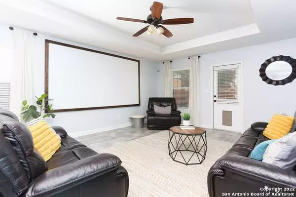 8963 Oakwood Park, San Antonio, TX 78254