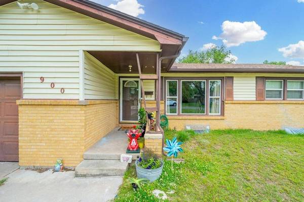 900 N Brownthrush Ln, Wichita, KS 67212-3504