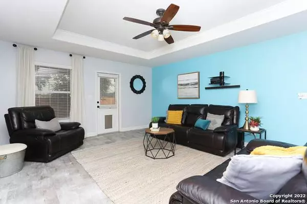 8963 Oakwood Park, San Antonio, TX 78254