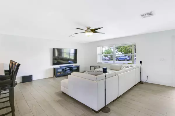 126 Pineview RD, Jupiter, FL 33469