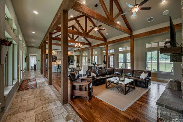 122 Canyon Ridge Dr, Boerne, TX 78006