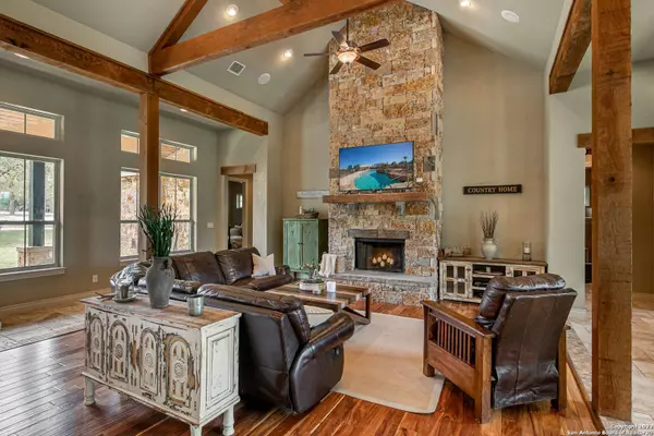 122 Canyon Ridge Dr, Boerne, TX 78006