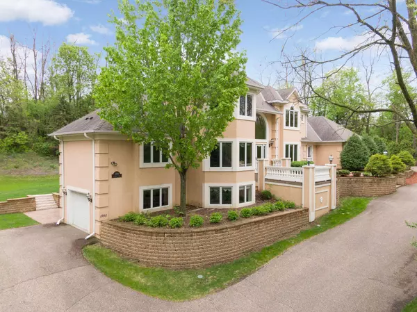 1990 Marywood LN, West Saint Paul, MN 55118