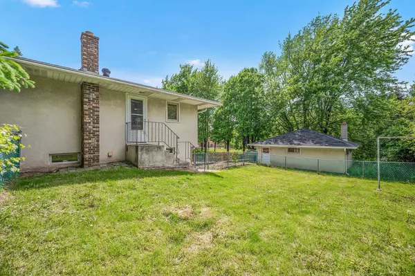 1305 Dodd RD, Mendota Heights, MN 55118