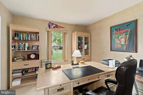 101 FARNWOOD RD, Mount Laurel, NJ 08054