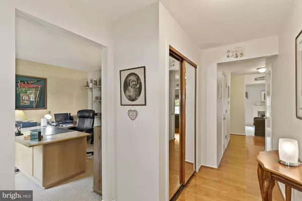 101 FARNWOOD RD, Mount Laurel, NJ 08054