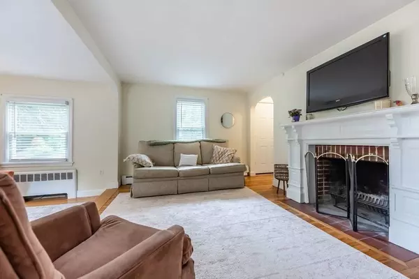 6 Berkeley Rd, North Andover, MA 01845