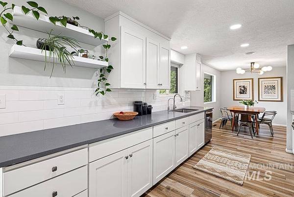 6006 W Poplar Dr, Boise, ID 83704