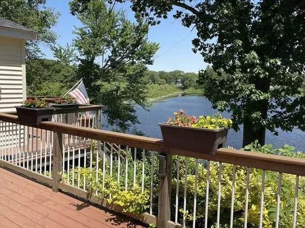 18 Taylor St, Georgetown, MA 01833