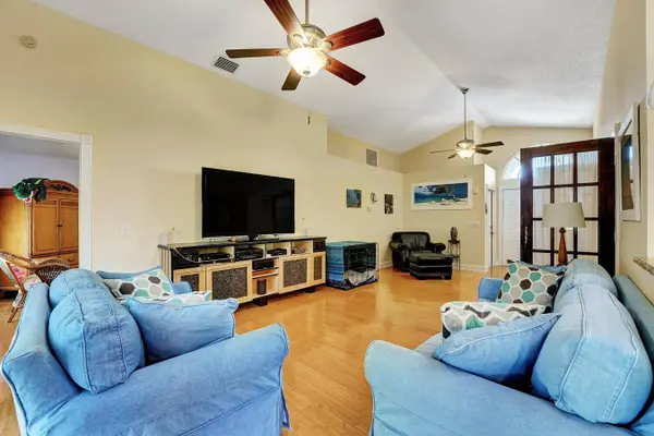 15 Meadows Park LN, Boynton Beach, FL 33436