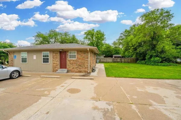 615 N Andover Rd, Andover, KS 67002